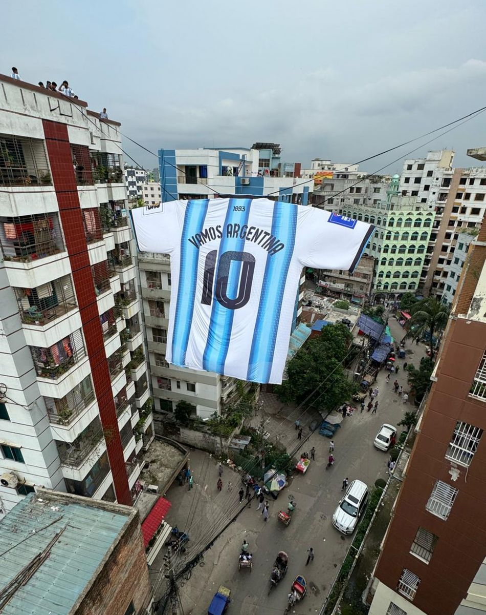 ENTRE LOS EDIFICIOS. Según contado, la camiseta se encuentra colgada con dos sogas desde los edificios de Daca.