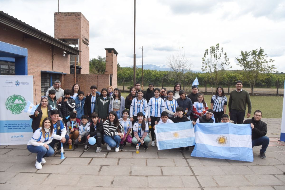 EN COMUNIDAD. Todos juntos celebraron el triunfo de la Scaloneta.