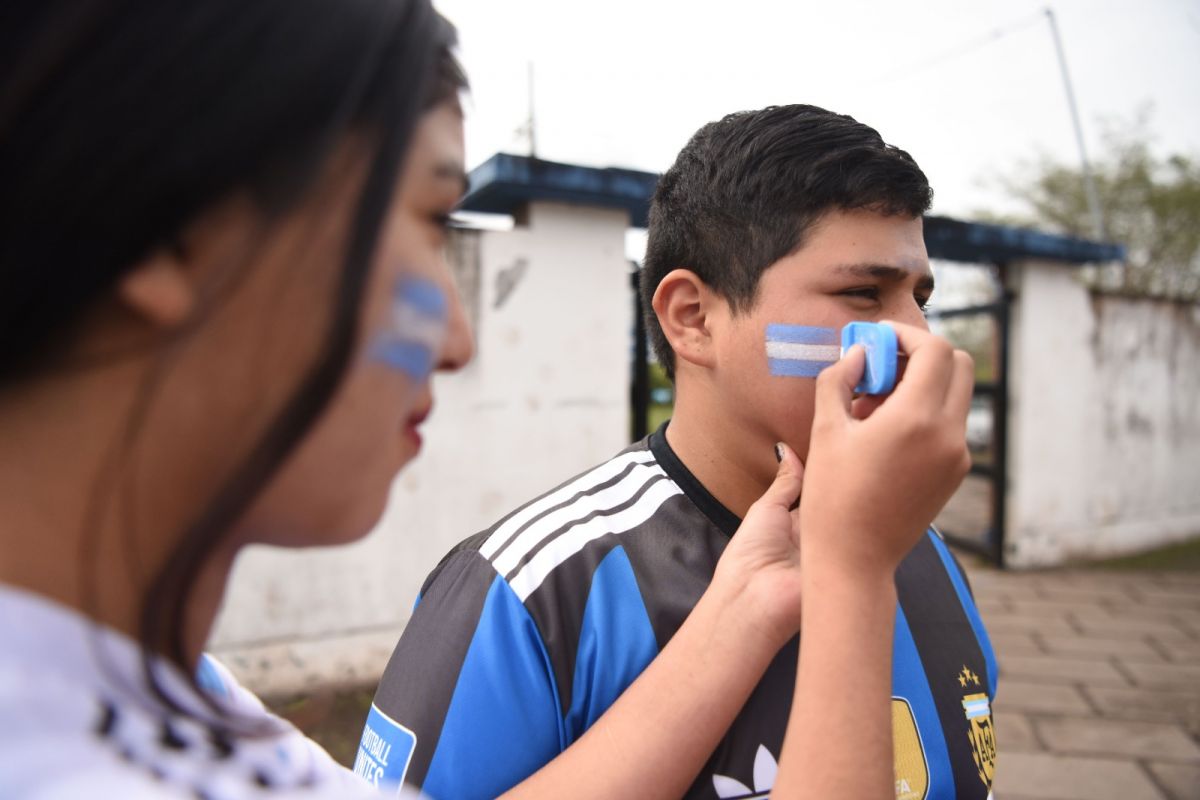 CELESTE Y BLANCA. Ninguno de los alumnos se quedó sin su bandera.