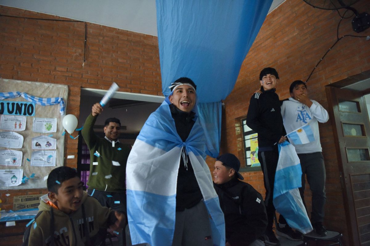 ENTRE CÁNTICOS. Los pequeños hinchas no reprimieron su emoción.