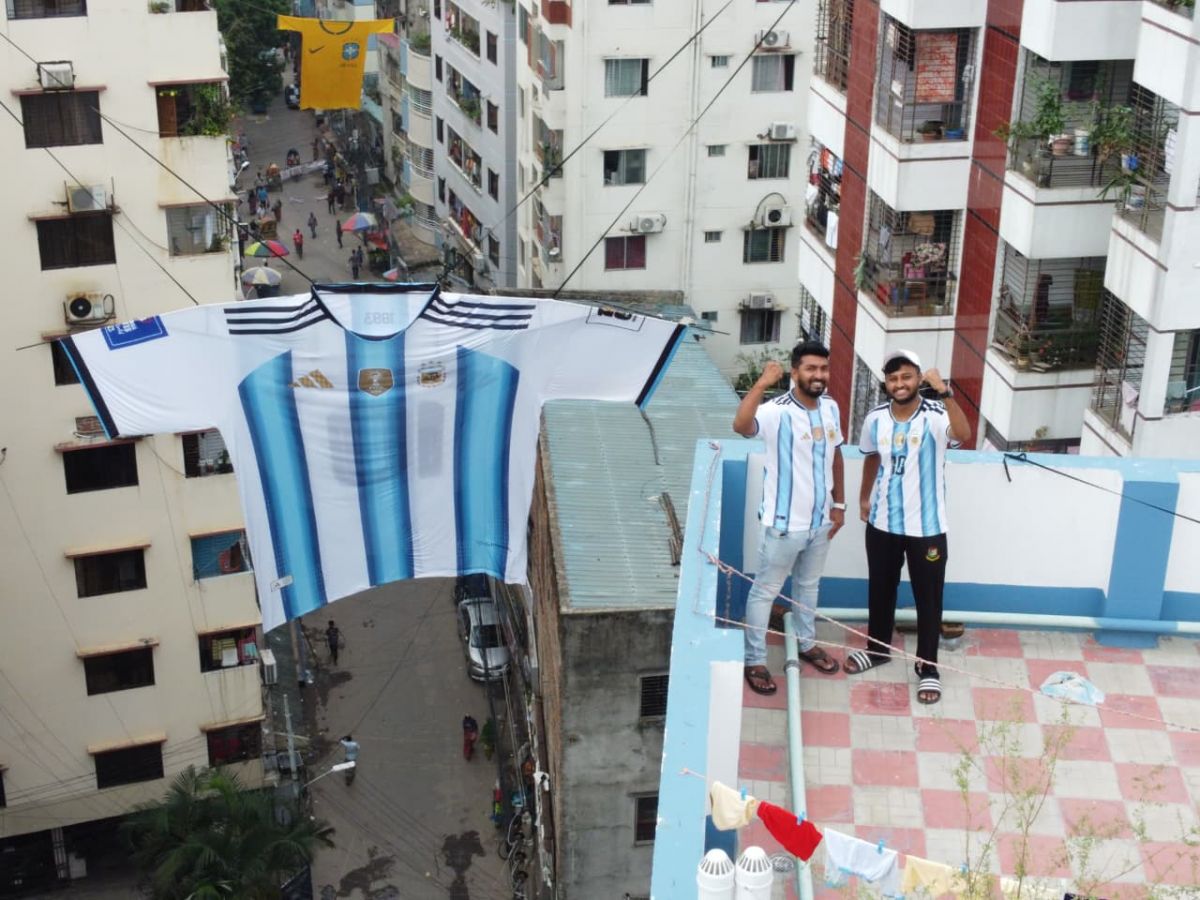 FELICIDAD. Luego del trabajo, los autores de la camiseta decidieron tomarse una foto junto a sus creación.
