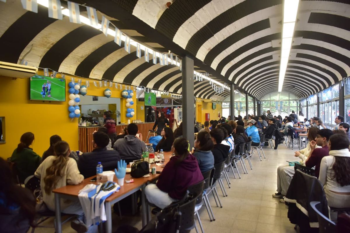 FRENTE AL TELEVISOR. Desde temprano, estudiantes comenzaron a llegar al comedor de la Quinta Agronómica para vivir el Mundial en comunidad. / LA GACETA, OSVALDO RIPOLL