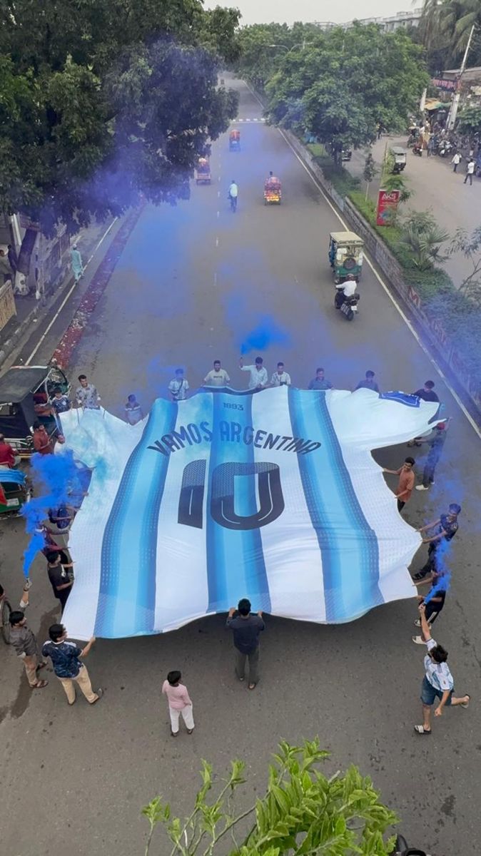 GIGANTESCA. La camiseta tiene medidas aproximadas de 10 metros de largo por siete de ancho.