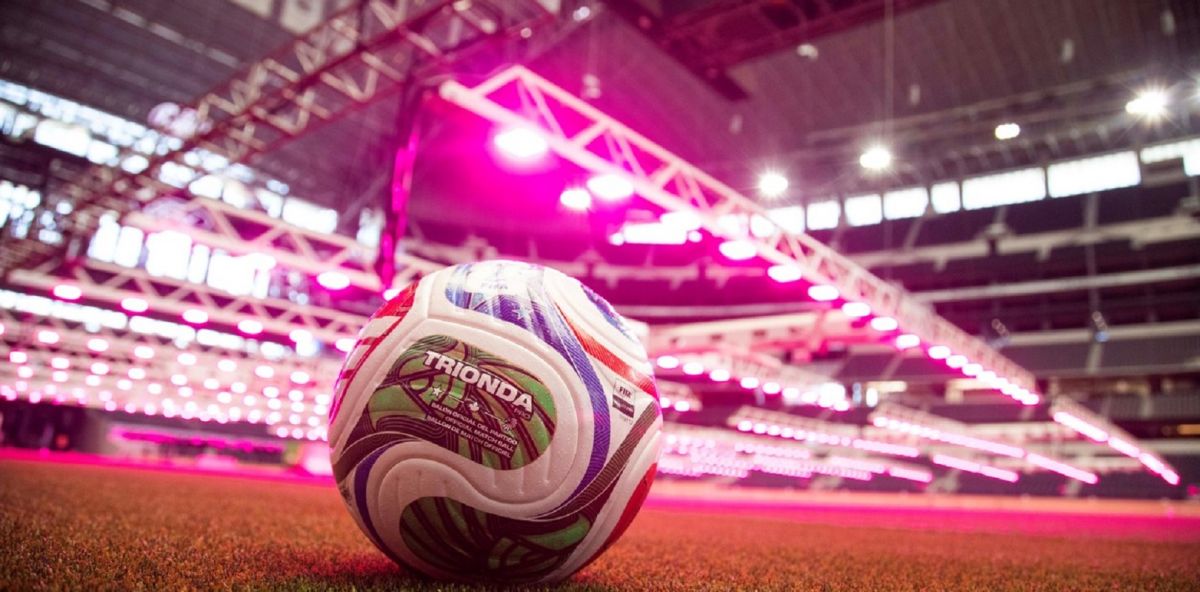 La instalación del césped en el estadio de Dallas, donde Argentina enfrentará a Austria y Jordania por el Mundial 2026. Foto: Comité Organizador Dallas