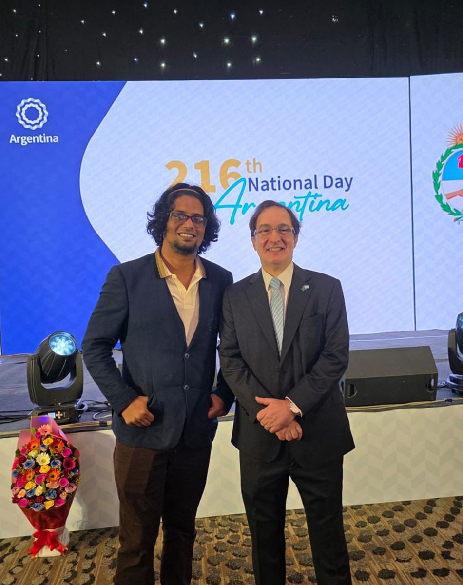 Nehal junto al embajador argentino en Bangladesh, Marcelo Cesa.