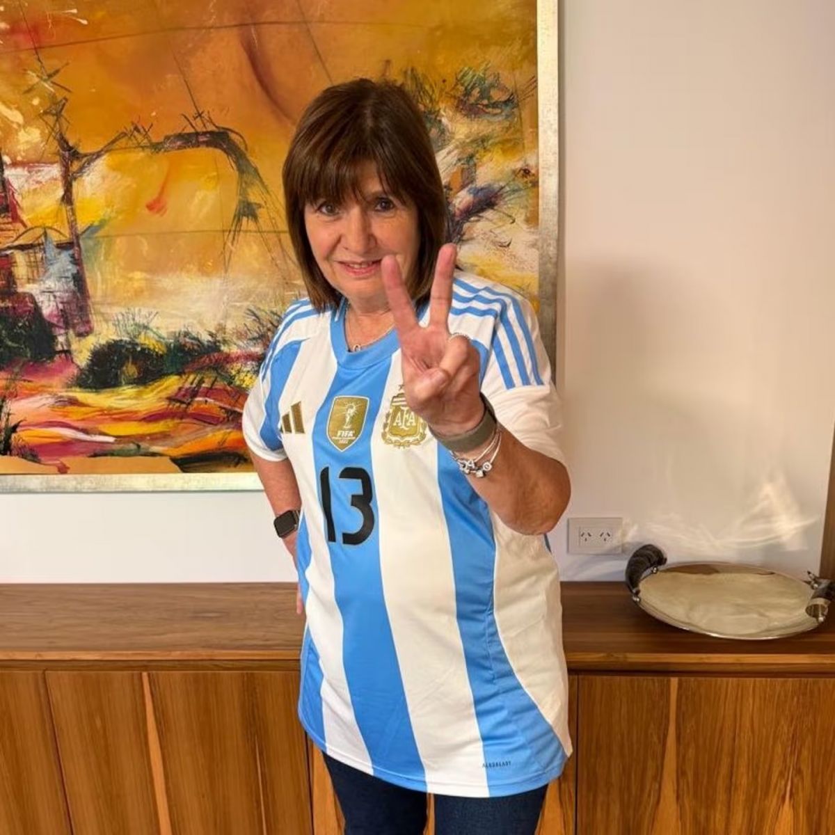 PATRICIA BULLRICH. Compartió una fotografía vistiendo la camiseta de la Selección y levantando dos dedos, en alusión al doblete de Messi.