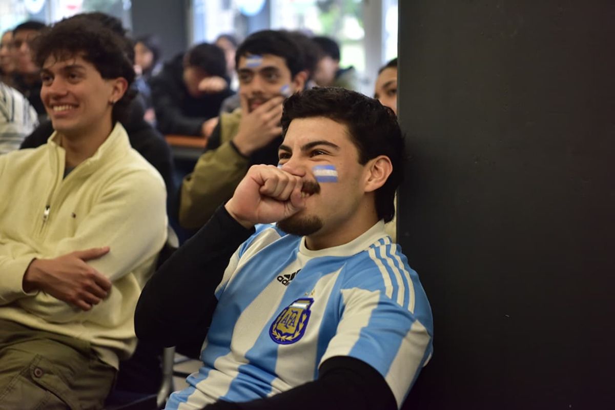 PUROS NERVIOS. Jeremías Paz, estudiante de Ingeniería Mecánica, vivió por primera vez un Mundial dentro de la facultad. / LA GACETA, OSVALDO RIPOLL