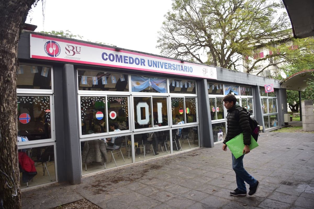 RECIÉN LLEGANDO. La convocatoria reunió a estudiantes, que se acercaron al comedor para seguir el partido de la Selección. / LA GACETA, OSVALDO RIPOLL