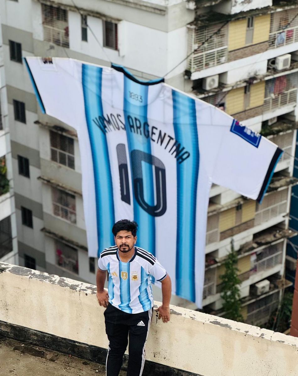 Shivav Islam posa con la camiseta de la Selección de fondo.