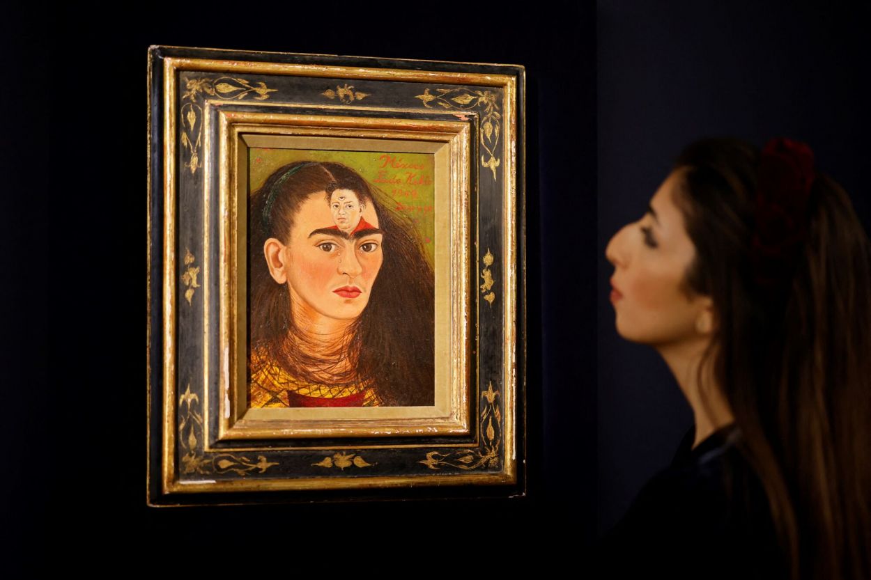 DE CERCA. Una mujer mira el cuadro “Diego y yo”, de 1949.