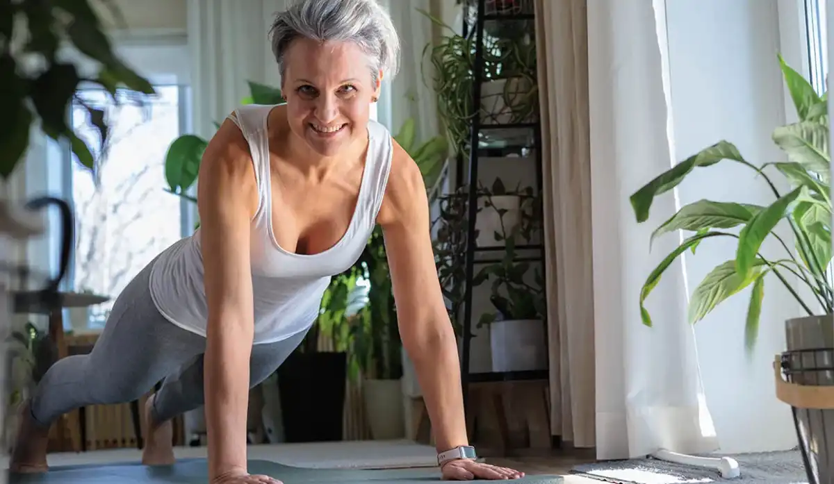 Adiós a la panza: el ejercicio en casa que ayuda a quemar grasa abdominal después de los 50