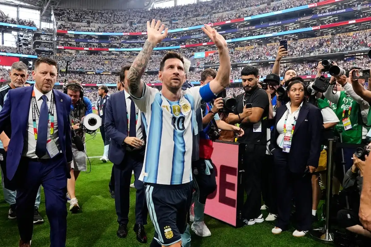 El pasillo de estrellas que esperó a Lionel Messi tras su exhibición ante Austria en el Mundial