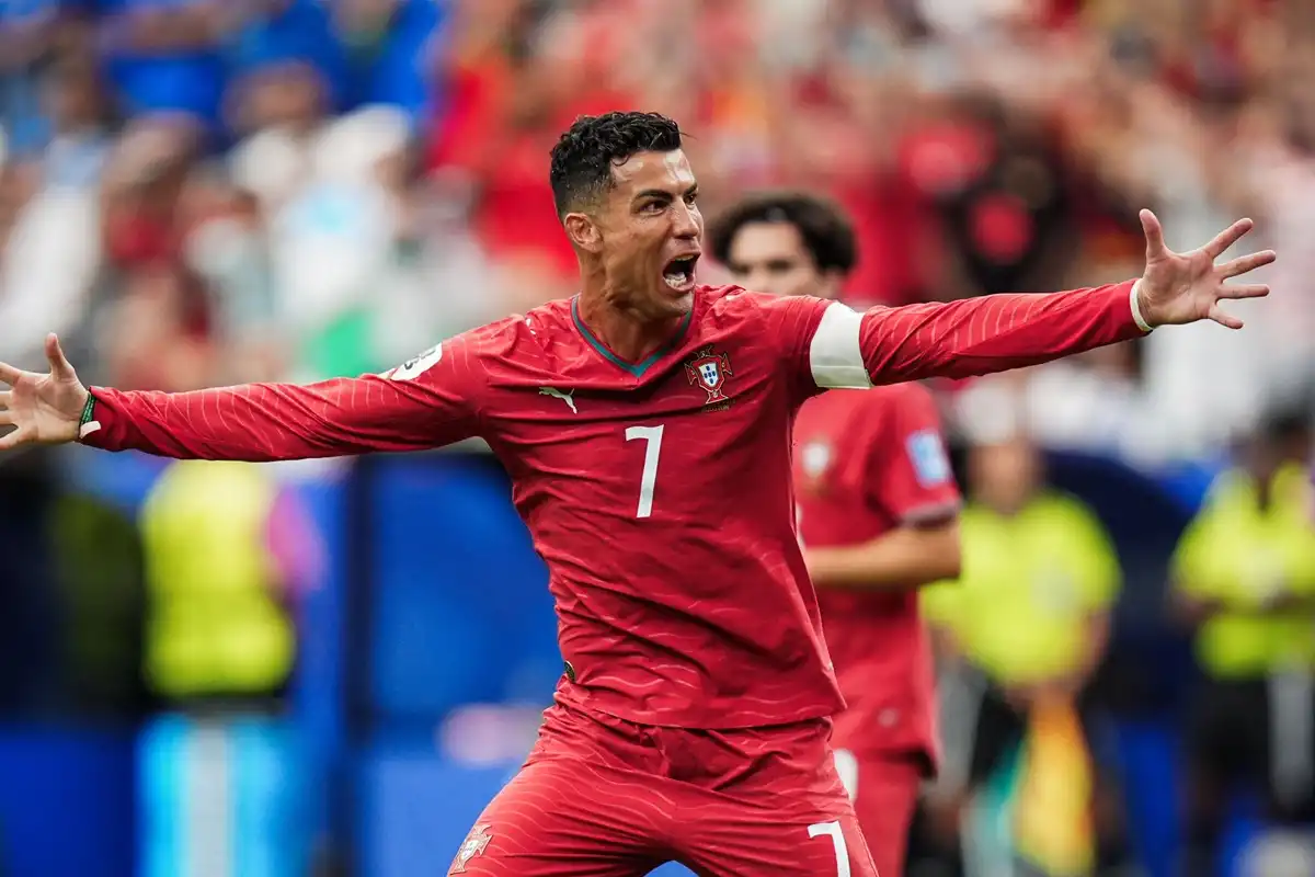 Cristiano marcó dos goles, hizo historia y lideró el triunfo 5-0 de Portugal sobre Uzbekistán