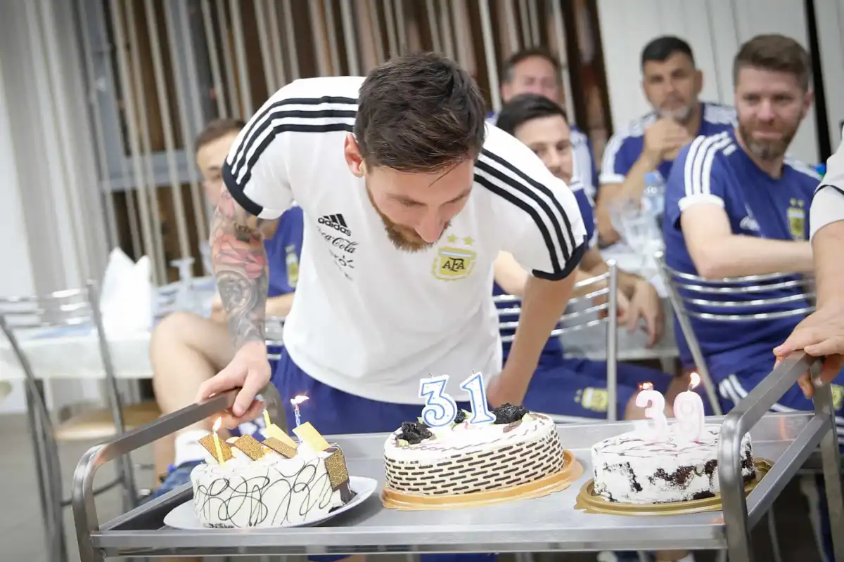 La otra familia de Messi: así fueron los cumpleaños que celebró con la selección argentina lejos de casa