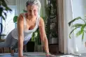 Adiós a la panza: el ejercicio en casa que ayuda a quemar grasa abdominal después de los 50