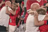 El beso viral del técnico de Noruega que ocultaba una conmovedora historia de superación