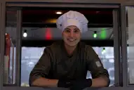 Con 16 años, empezó amasando antes de ir al colegio y hoy prepara su tercer local