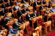 Curioso homenaje: legisladores noruegos sorprendieron con la tradicional “remada vikinga”