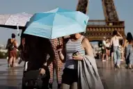 París cierra antes los monumentos, en alerta por el calor
