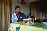 Le paga internet al vecino para ver el Mundial y sueña con la llegada de la luz a su pueblo