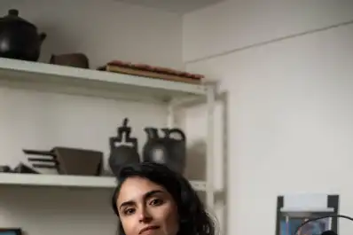Arte contemporáneo: Evi Tártari bucea su historia personal en piezas de cerámica