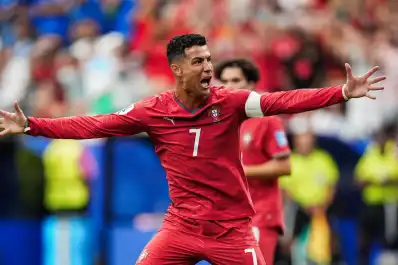 Cristiano marcó dos goles, hizo historia y lideró el triunfo 5-0 de Portugal sobre Uzbekistán