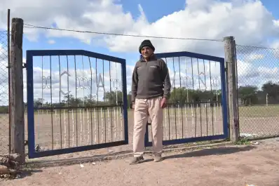 Tiene 63 años, escuchó el Mundial de 1978 a través de una radio a pilas y hoy sigue trabajando en la escuela de su pueblo