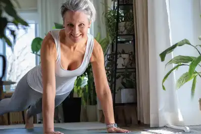 Adiós a la panza: el ejercicio en casa que ayuda a quemar grasa abdominal después de los 50