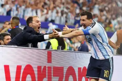 Quién es el periodista que festejó con Messi y vivió “el mejor día de su vida” en el Mundial