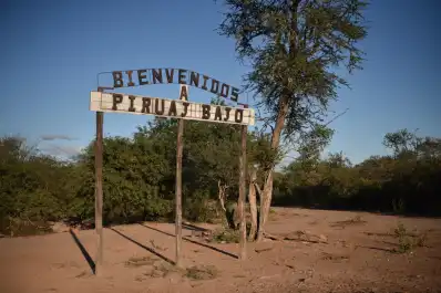 Video: mirá el informe sobre Piruaj Bajo, el pueblo donde no llegan los cables de electricidad, pero sí el Mundial