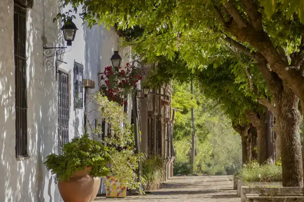 Vacaciones de invierno 2026: el pueblito argentino con casonas coloniales de 1700 y paisajes secretos