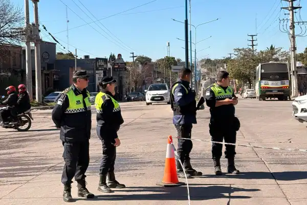 Murió una joven de 20 años tras un choque entre una moto y un colectivo en avenida Francisco de Aguirre