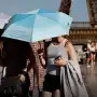 París cierra antes los monumentos, en alerta por el calor
