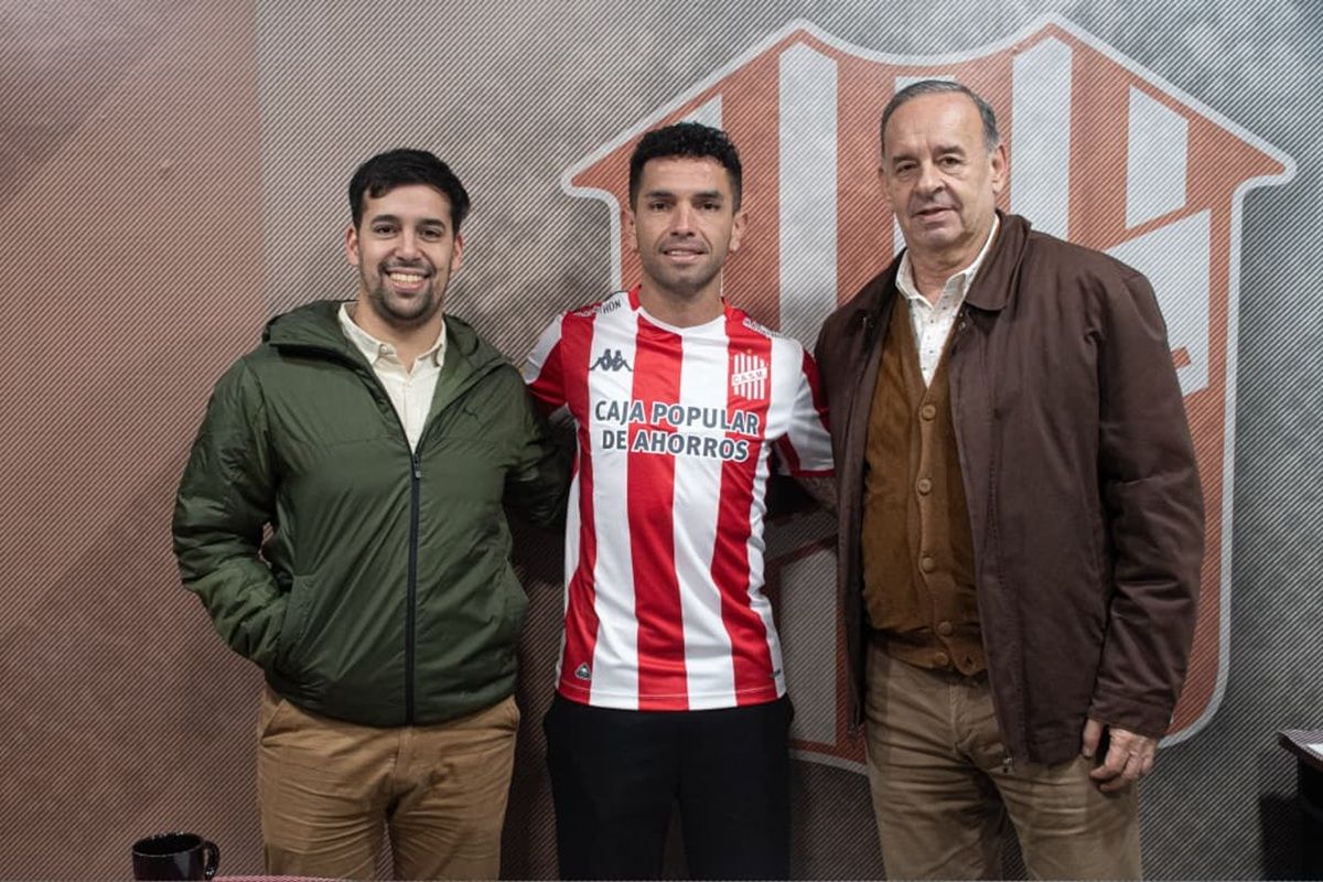 CON LA DIRIGENCIA. Carabajal posó junto al presidente Oscar Mirkin y el prosecretario Gerónimo García Mirkin.