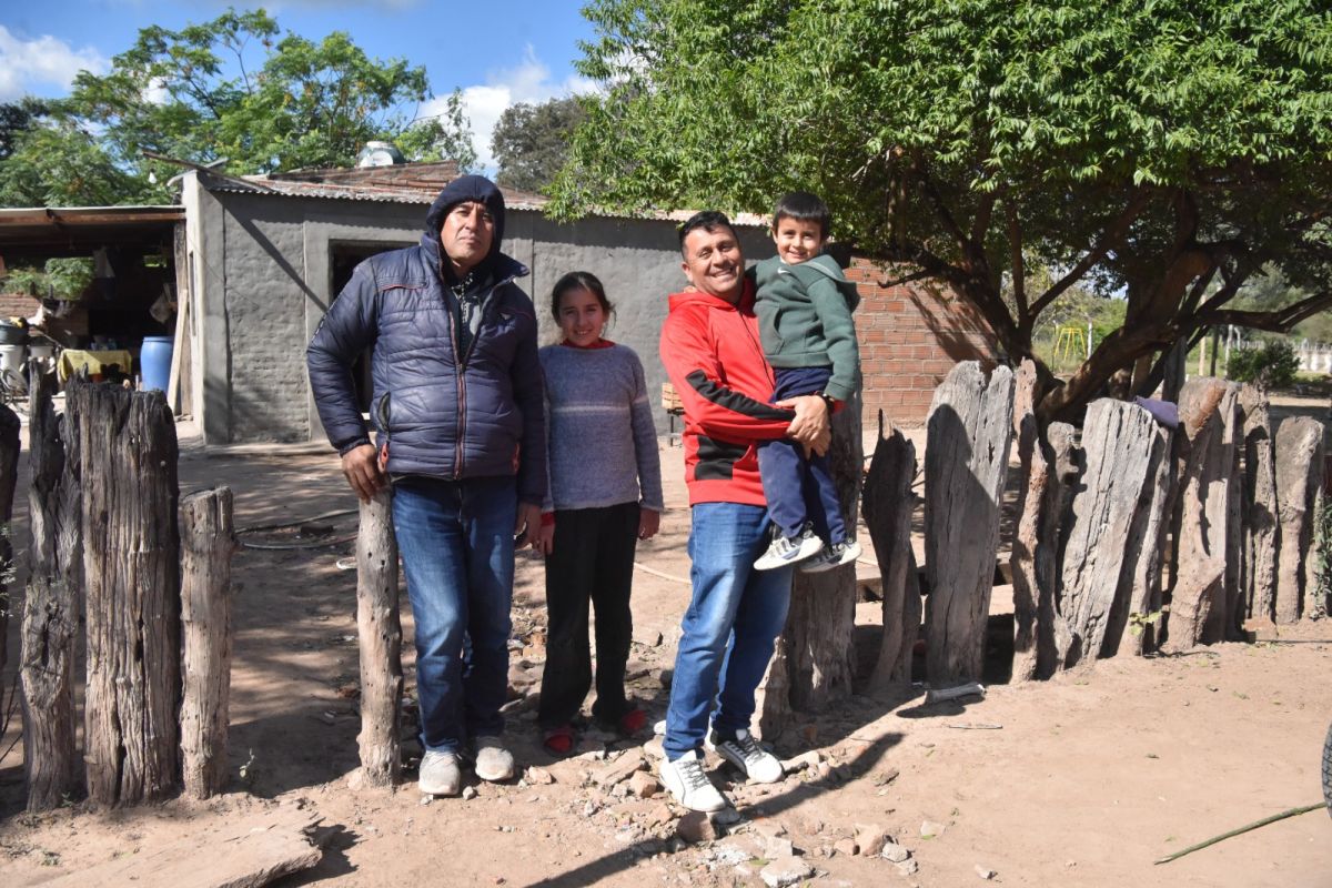 Diego Centeno (de buzo rojo) vio el partido acompañado de su familia.