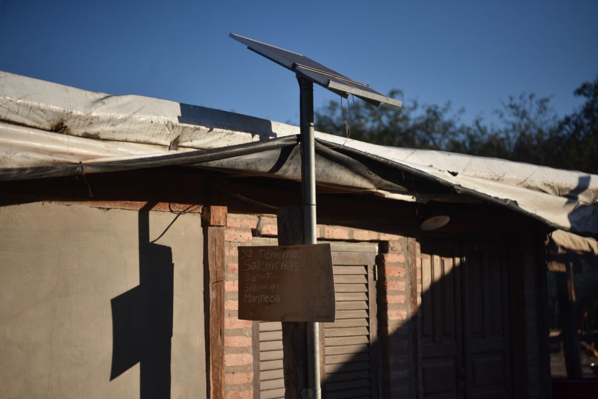 FUENTE DE ENERGÍA. Los paneles solares son esenciales para la subsistencia de los pobladores.