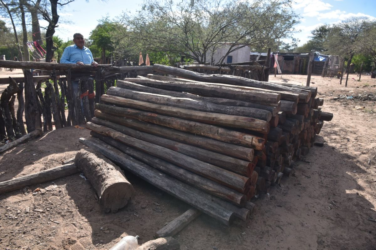 Marcelo vende postes de madera en Piruaj Bajo.
