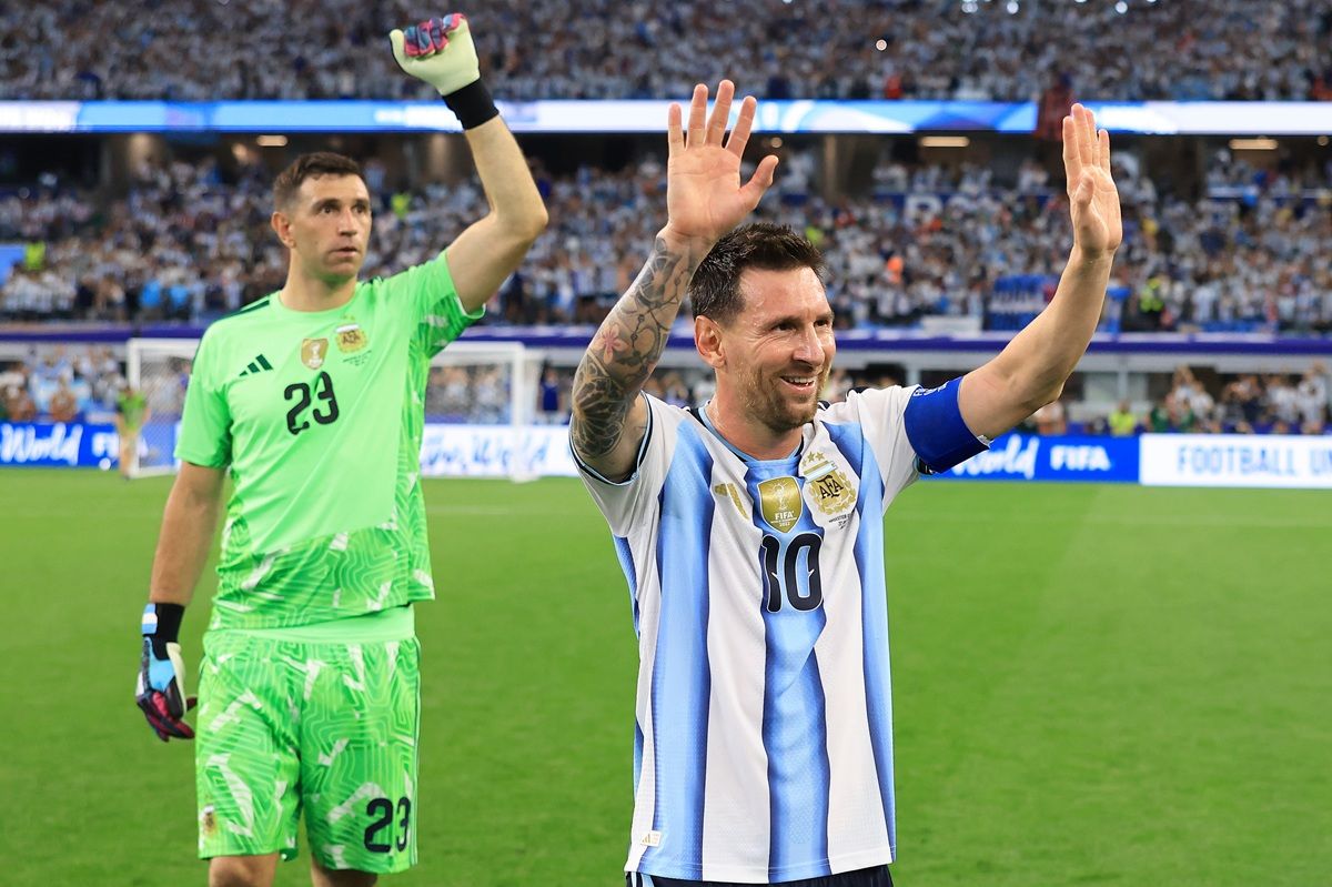 VÍNCULO. El saludo de Messi a los hinchas resume una historia construida a fuerza de perseverancia. Del dolor de las finales perdidas a la admiración de un país que hoy lo abraza como nunca.