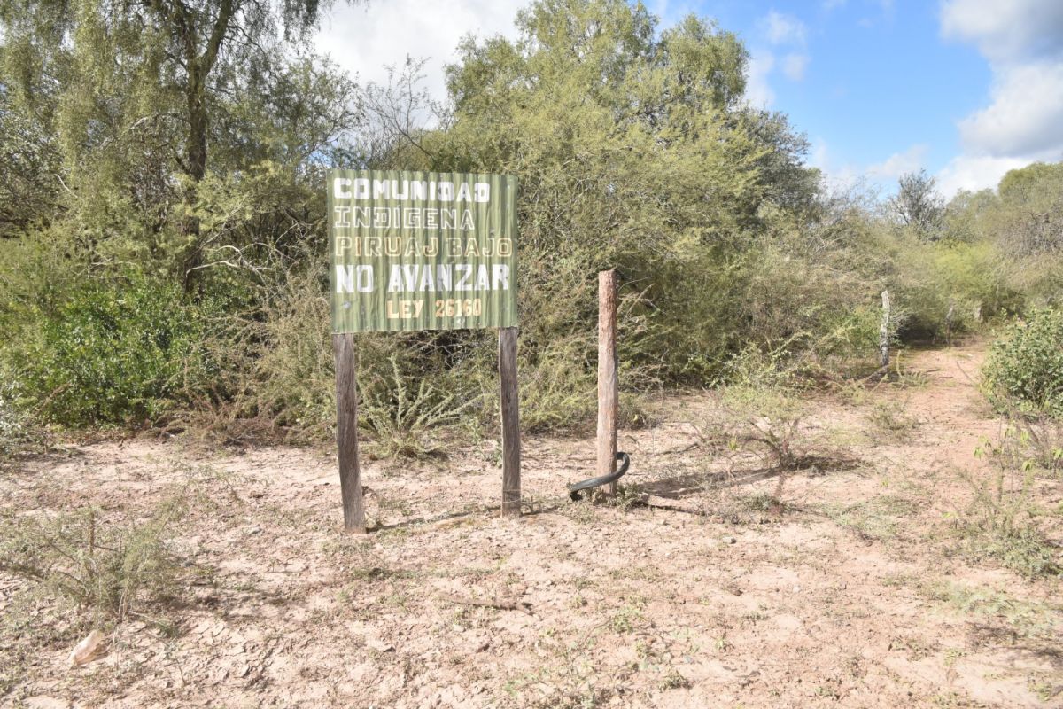 PRIMERA SEÑAL. Al ingresar al pueblo, hay un cartel en el que señala la presencia de una comunidad indigena en Piruaj Bajo.
