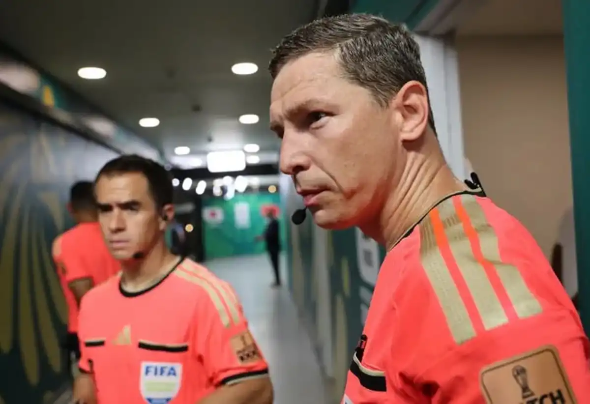 Quién es István Kovács, el árbitro que dirigirá Argentina-Jordania y que llega con una polémica de Champions League