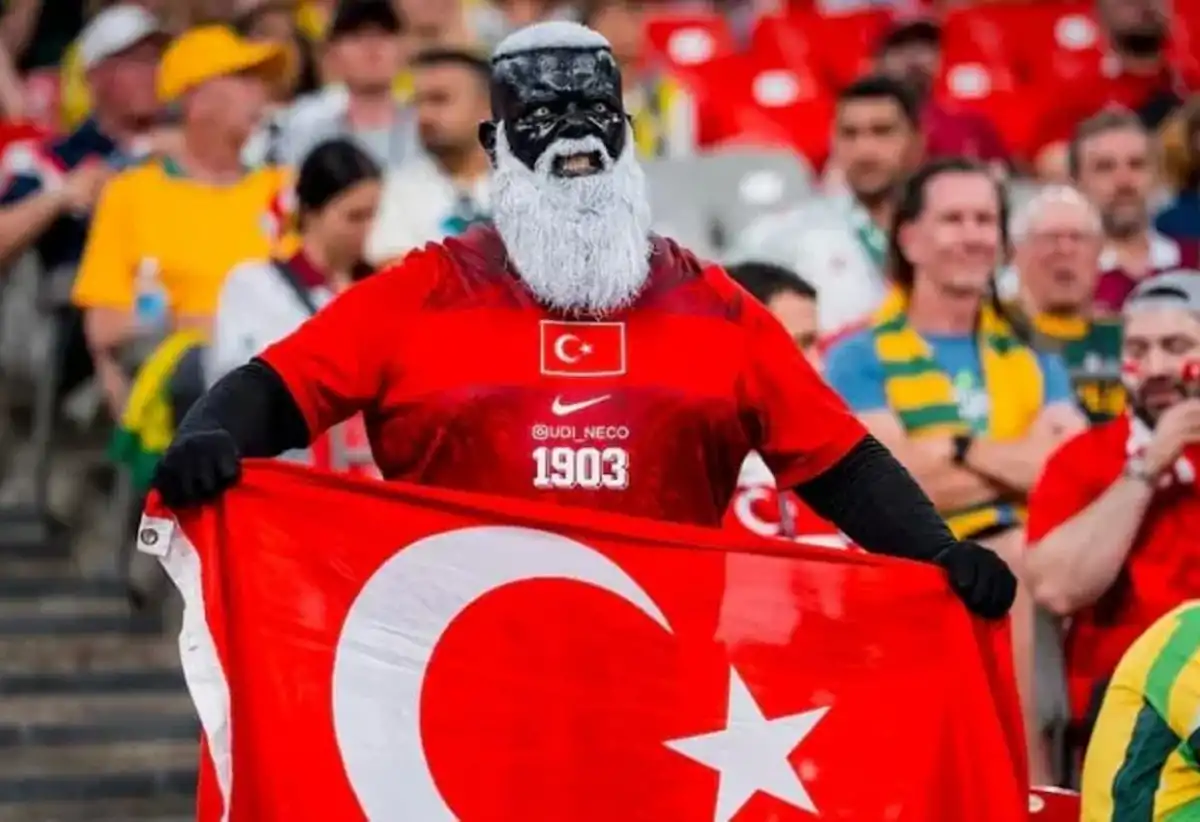 Quién es Udi Neco, el misterioso hincha de Turquía que se volvió viral en el Mundial 2026 por su impactante apariencia