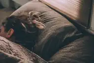 Qué significa dormir con la puerta cerrada, según la psicología