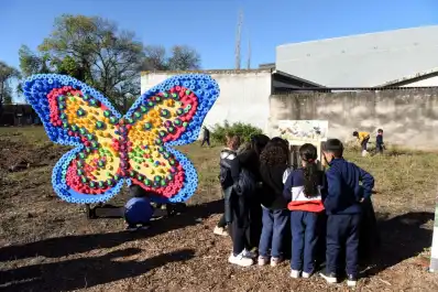 Iniciativa de docentes, alumnos y el Municipio capitalino: donde antes había basura, ahora esperan mariposas