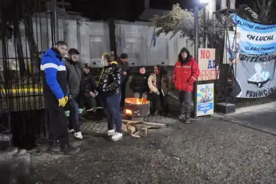Escala el reclamo policial en Santa Cruz: rechazan la oferta salarial y profundizan el acampe frente a Casa de Gobierno