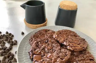 Galletas de chocolate sin manteca ni harina: cómo hacer la receta viral con solo cinco ingredientes