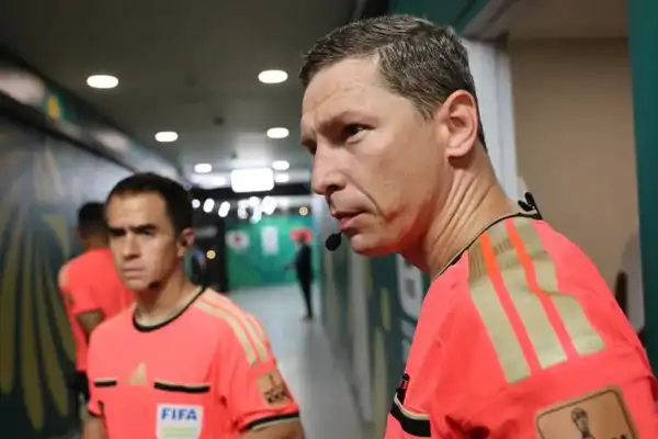 Quién es István Kovács, el árbitro que dirigirá Argentina-Jordania y que llega con una polémica de Champions League