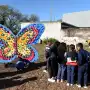 Iniciativa de docentes, alumnos y el Municipio capitalino: donde antes había basura, ahora esperan mariposas