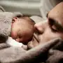 El cerebro de papá existe: los cambios hormonales que preparan a los hombres para cuidar a sus hijos