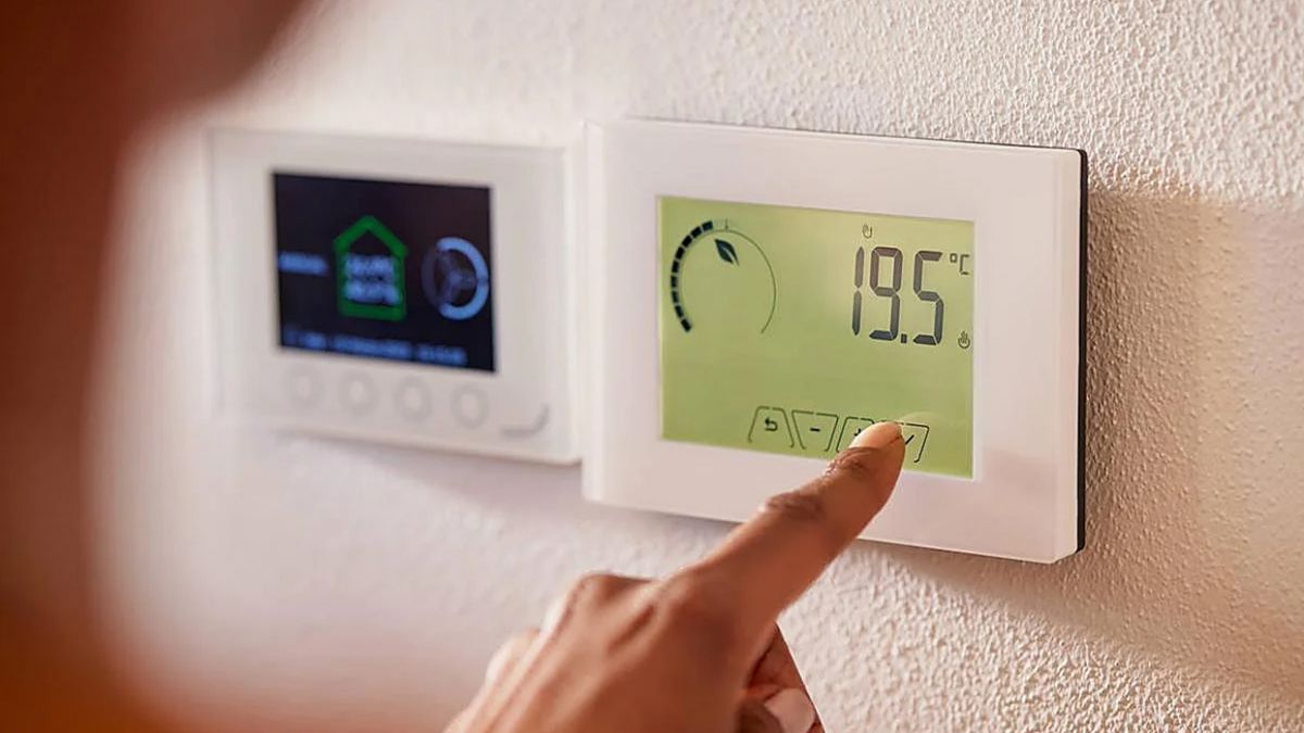 Ajustar el termostato es otra estrategia para ahorrar energía. 
