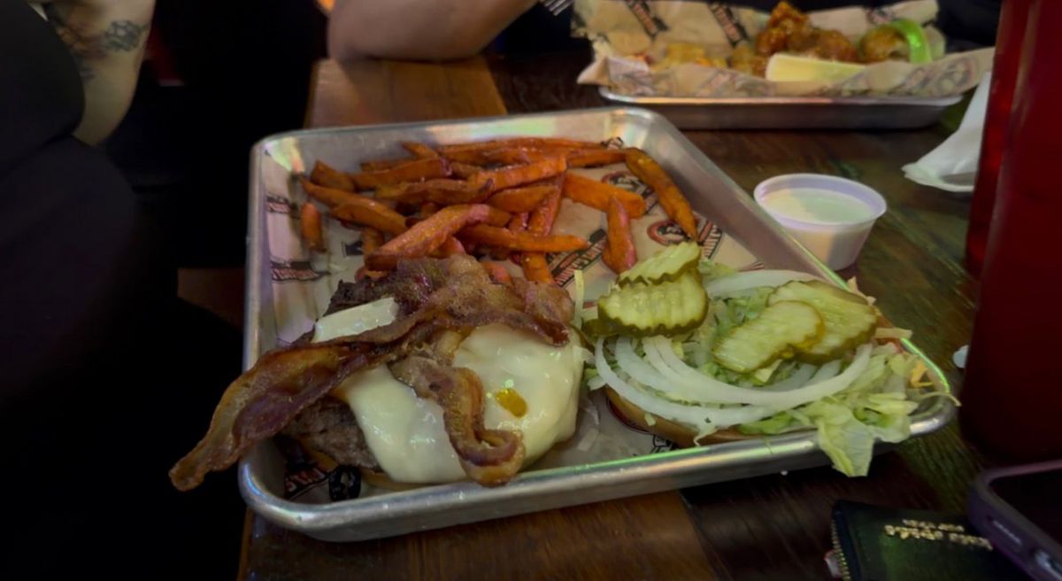 CUENTA. Una hamburguesa con panceta, queso y papas fritas puede superar fácilmente los U$S 20, una cifra que alimenta la comparación entre el costo de comer y el de comprar ropa.